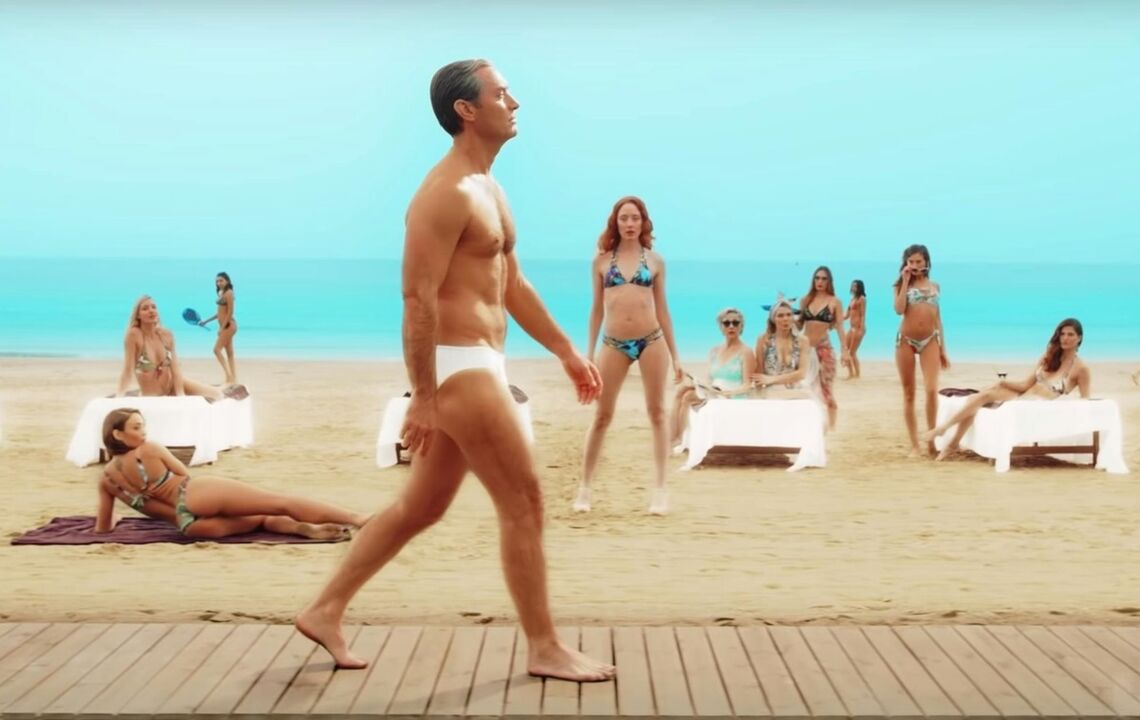 The girl on the beach stared at a man who raised his penis